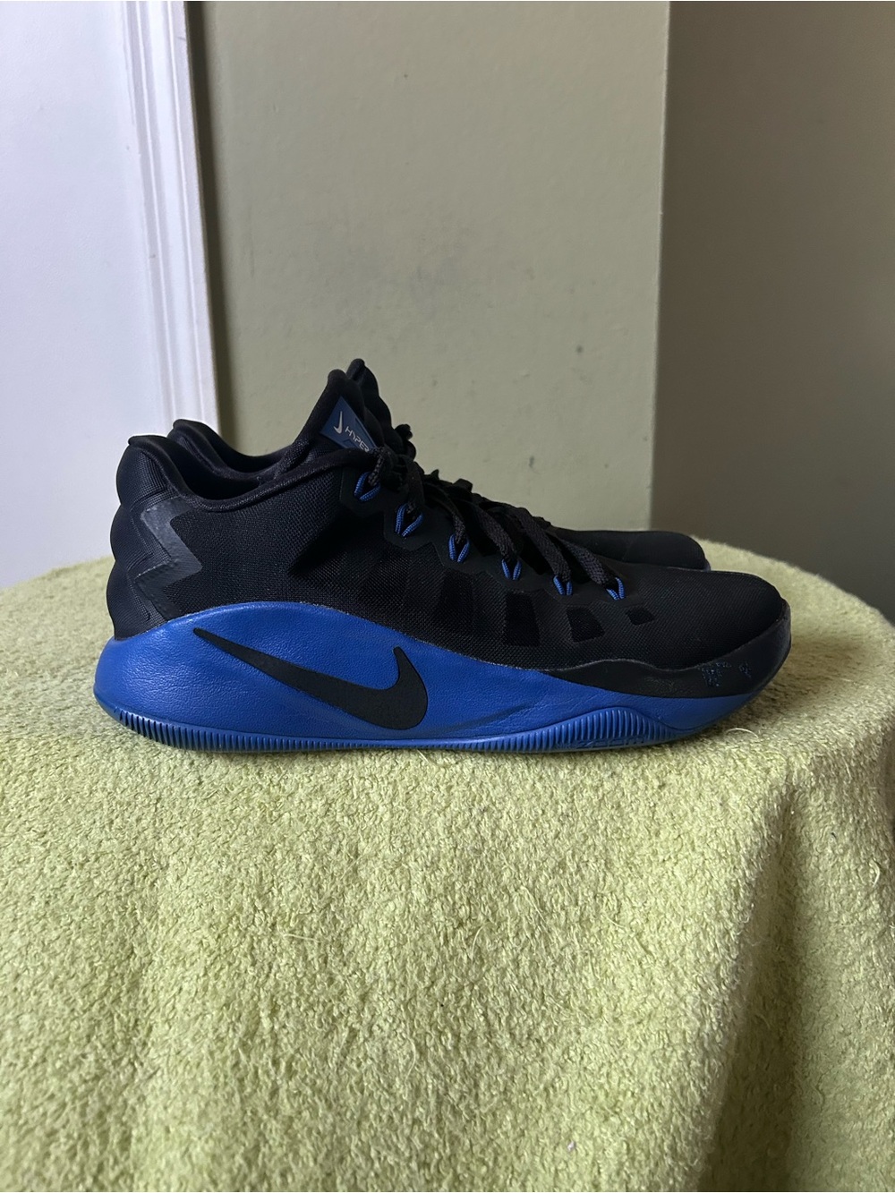 Nike Hyperdunk Men’s Black & Blue Low-Top Basketball Sneakers 844363-040